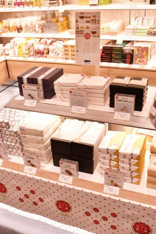 ジェイアール名古屋タカシマヤB1に3月3日、新装・増床オープンした「銘菓百選」。「なごや菓八菓」はレジ前の特に目立つ場所にコーナーを設けて陳列され、期待の高さがうかがえる。3月末まで