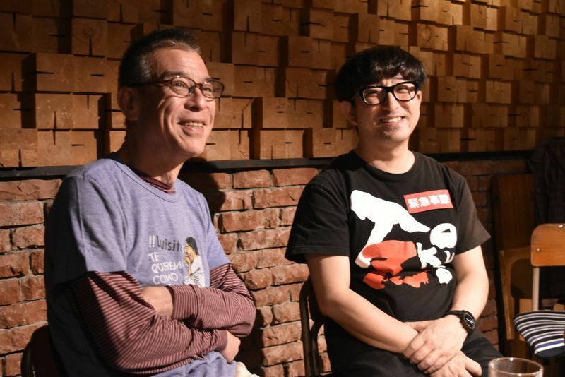 森田さんとPAの河野悟さん（右）。ともにバンドマンでもある。河野さんが着用しているのは「Tokuzoオリジナル緊急事態Tシャツ」。HPからネット通販で購入できる