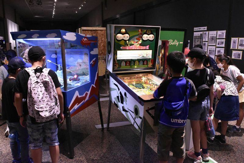 60～70年代のゲームは工作的工夫が施され、子どもたちにとっては新鮮。展示されているゲームの大半は日本ゲーム博物館（愛知県　※現在は移転準備のため休館）所蔵のもの
