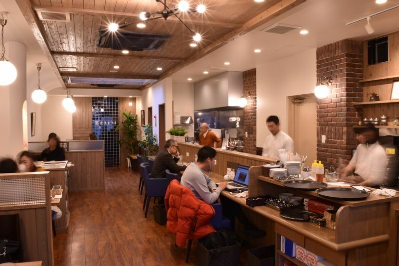 現存する名古屋最古の喫茶店で、小倉トースト発祥店の正統な継承店でもある「喫茶まつば」。人気エリア・円頓寺（えんどうじ）商店街の一角にある。写真は筆者著『名古屋の喫茶店完全版』より