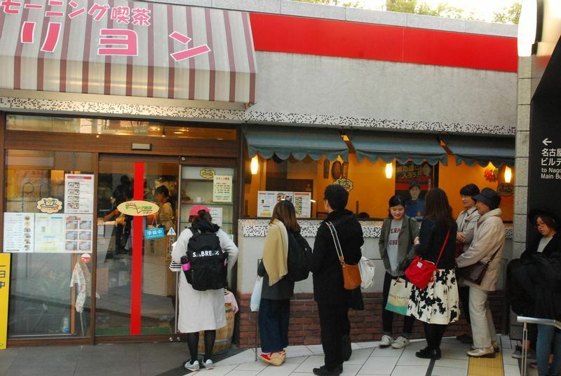 “フルタイムモーニング”で名古屋屈指の名物喫茶となっている「モーニング喫茶リヨン」（名古屋市中村区）。名古屋駅の地下街と直結する利便性のよさもあり、週末は早朝から行列ができることが常態化していた