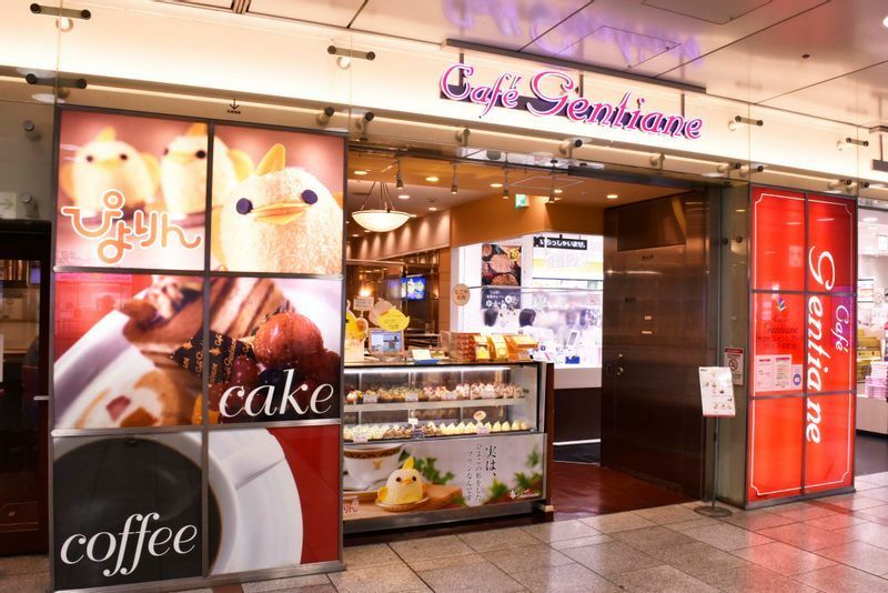 JR名古屋駅中央コンコースにあるカフェジャンシアーヌ。ぴよりんはノーマルタイプ、期間限定品、トアルコトラジャ（コーヒー味）ぴよりんの3種類を販売。カフェでイートインもでき、グッズの販売もある