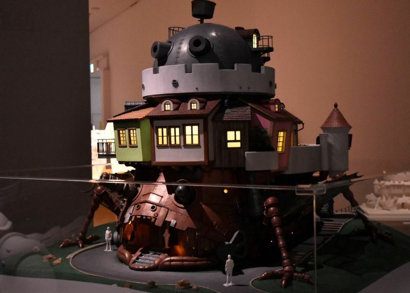 初公開の「ハウルの城」建築模型。2023年にはこれを元にした建造物がジブリパーク内「魔女の谷エリア」に誕生予定。人の模型のサイズと比べるとスケールの大きさが想像できる。(C)Studio Ghibli