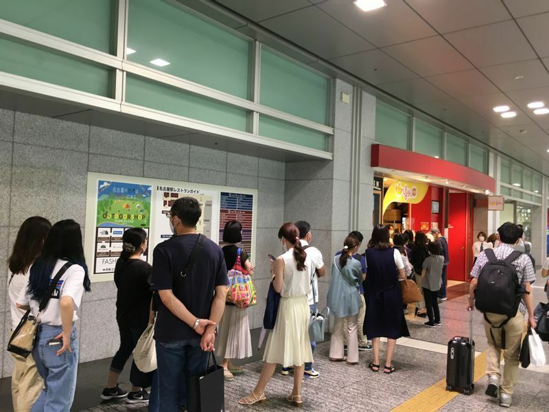 JR名古屋駅構内のぴよりんショップ前には、休日ともなるとご覧のような行列が