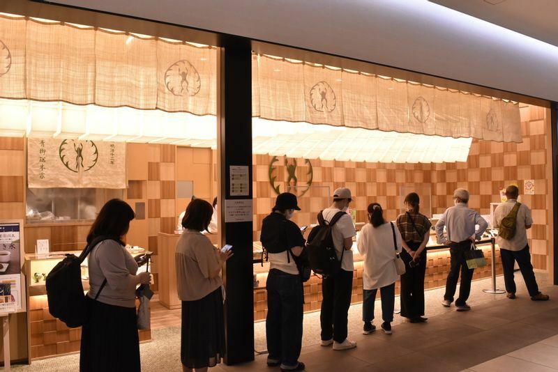 青柳総本家ＫＩＴＴＥ名古屋店ではケロトッツォが売り出される11時半を待ちかねたように行列ができる。ケロトッツォは期間限定で9月下旬まで販売予定