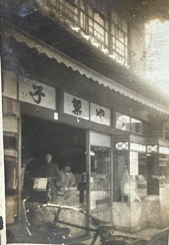 大正時代の店舗風景。創業当時の店名は「ますや菓子舗」で、鯱もなかが大ヒットしたのにあやかって、大正10年に「元祖鯱もなか本店」と改称した