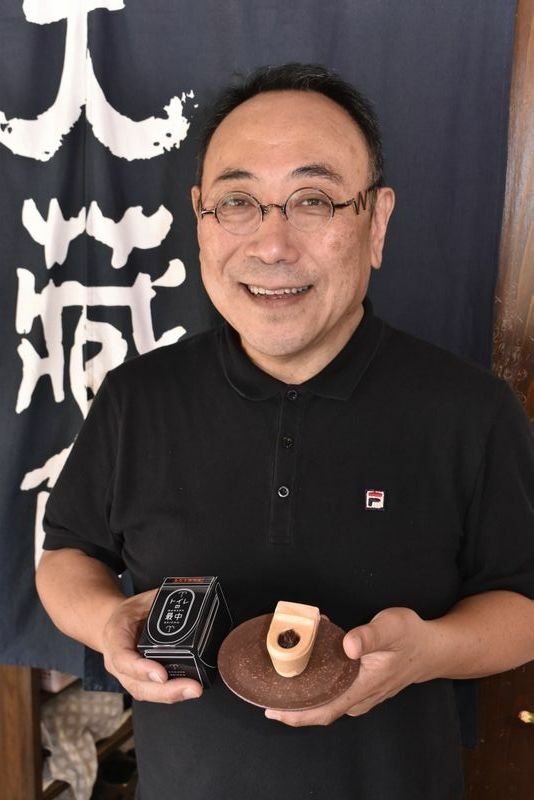 昭和26年創業の「大蔵餅」3代目の稲葉憲辰さん。「みんなが笑顔になれるお菓子をつくりたいんです」