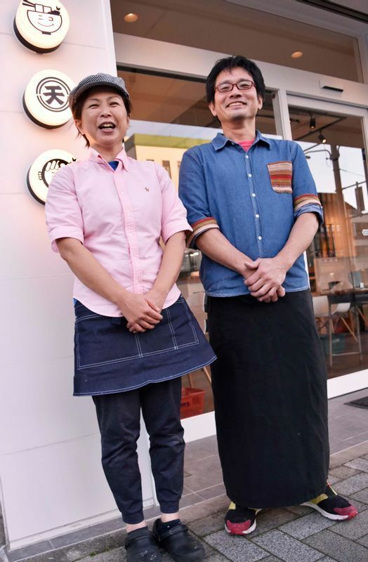 中村さんはニコ天3代目で1975年生まれの46歳。妻の宏実さん（左）と2人で店に立つ