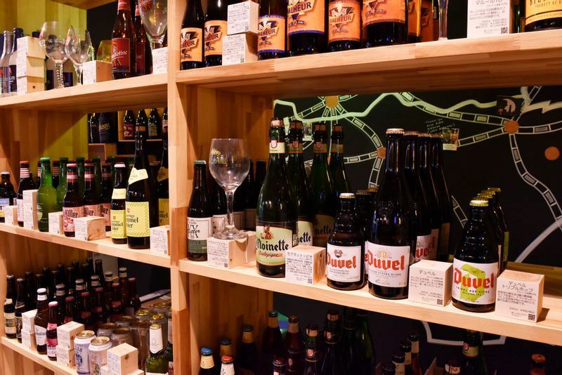 ベルギービール約200種類を販売。店内で樽生ビールを販売し、その場でベルギービールを味わうこともできる