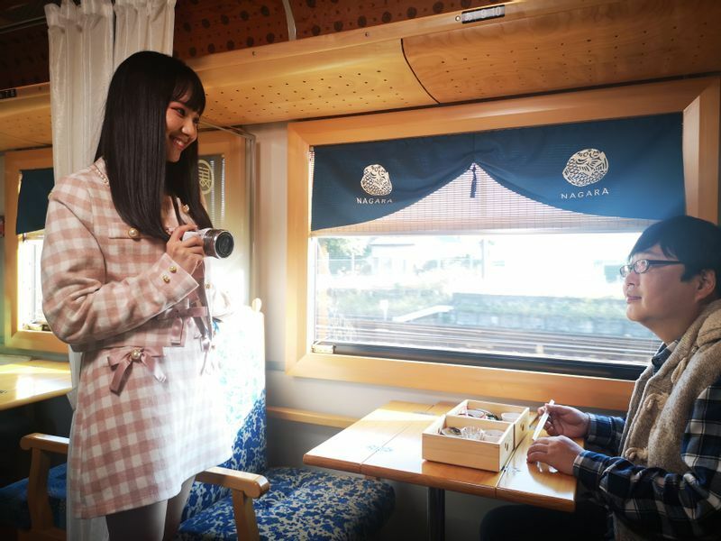東海地方のローカル線にも登場路線を拡大。写真の車両は岐阜県を走る長良川鉄道。出演は六角精児と末永桜花（SKE48）