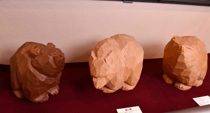 企画展の目玉、八雲を代表する木彫り熊作家、故・柴崎重行氏の作品。抽象熊と呼ばれる面で構成された大胆な造形に魅了される人が急増している。写真はいずれも昭和40～50年代の作品。八雲町木彫り熊資料館所蔵