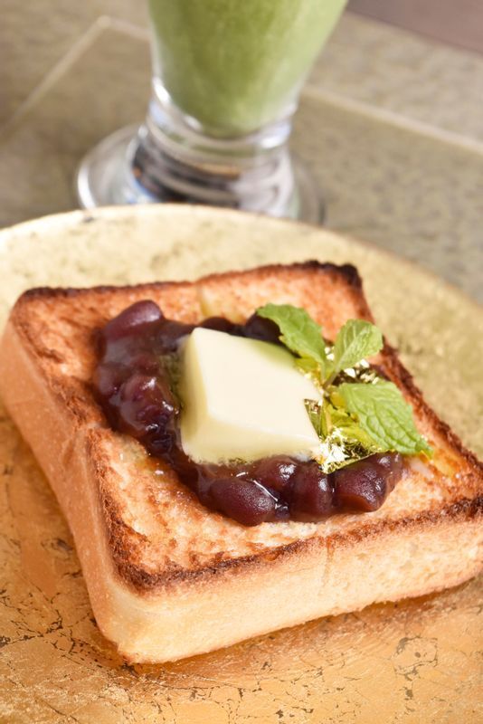 「那古野茶屋」のおぐらトーストセットはドリンク付きで1100円。名古屋城正門横の金シャチ横丁・義直ゾーンにある (※愛知県の新型コロナウイルスまん延防止措置期間中は休業)