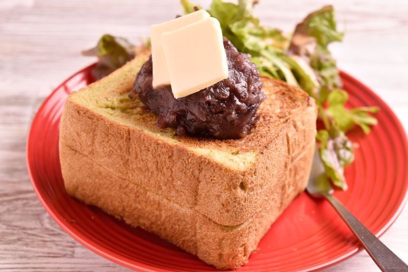 「LUCK CAFE」の西尾抹茶ぱんのあんバタートースト800円。モーニングタイムはドリンク(コーヒー400円)+350円とおトクになる。一番の魅力であるパンの香りを活かすためにこの分厚さになったそう