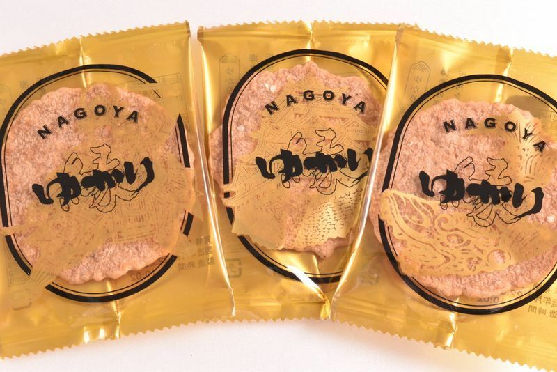 新・黄金缶の中のパッケージは金シャチ含む3種類。一般的な海老せんべいの海老の含有量がおよそ3割のところ、ゆかりは海老が7割。封を開けた瞬間にえびの香りが広がり、濃厚な味わいが口中にまた広がる