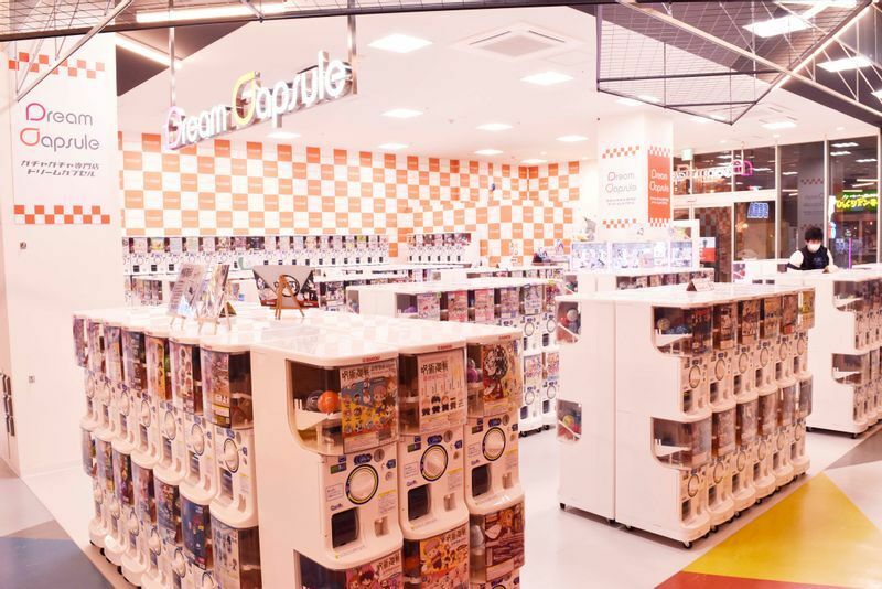 ドリームカプセルマーケットスクエアささしま店は昨年10月オープン。カプセルトイ専門店はコロナ禍で急速に全国に拡大した。「常に新商品が投入され毎日行っても新しいモノに出会える店づくりが重要」と都築さん