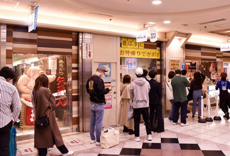 行列が絶えない「矢場とんエスカ店」。同社にとっても矢場町の本店に次ぐ2号店で、現在名古屋市内および全国各地におよそ30店舗を出店する多店舗展開のきっかけとなった
