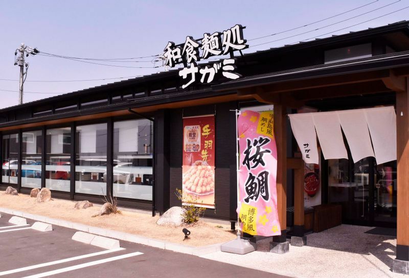 「和食麵処サガミ」は郊外の路面店が基本。写真は2021年10月オープンの志段味店（名古屋市守山区）