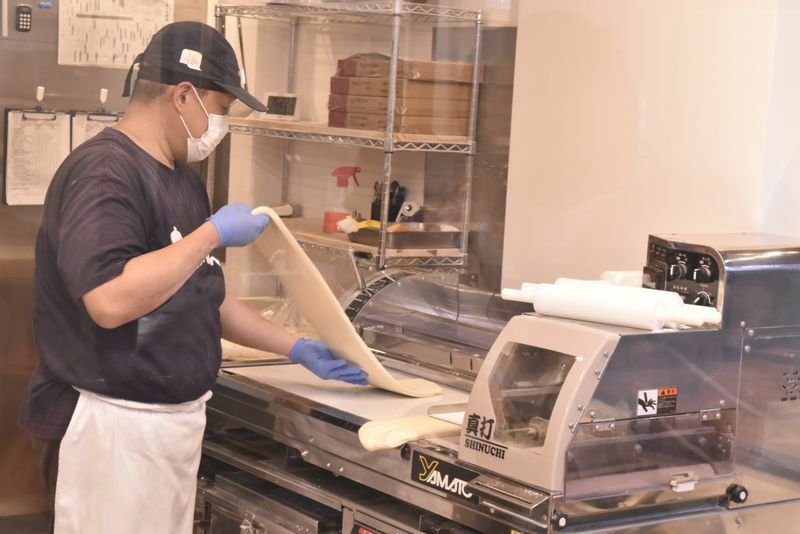 「星が丘製麺所」では製麺機などを導入してきしめんを製造している。機械を使いながらも手作業も多く、麺打ちの技術と知識があって初めておいしい麺をつくることができる