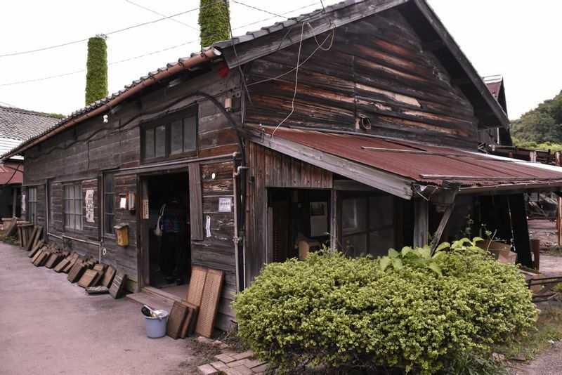 東窯工業は江戸後期に甕の製造で創業。明治期は土管、大正～昭和初期はタイル、以後は砥石と時代によって主力商品を変えながらおよそ180年続いてきた。写真の建物がタイル見本室だった事務所棟
