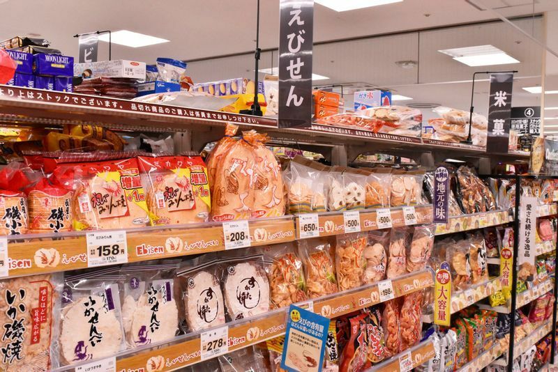 他の地域のスーパーでは絶対にない「えびせん」コーナー。えびせんべいは明治中期に愛知県の一色町（現・西尾市）で開発され、生産のほとんどを愛知県が占める。実はご当地限定の名古屋めしの一種だ