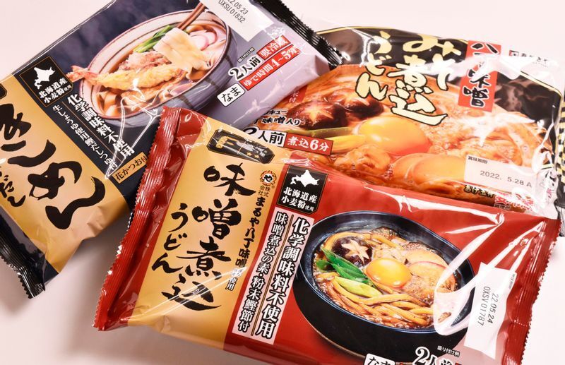 名古屋めし系チルド麺の売れ行き1位はヤマナカPB「味噌煮込うどん」（右下）、2位ヤマナカPB「きしめん」、3位寿がきや「みそ煮込うどん」