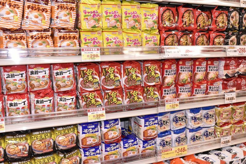 袋入り乾麺のコーナーでは「みそ煮込うどん」「台湾ラーメン」がナショナルブランド商品と対等に渡り合っている