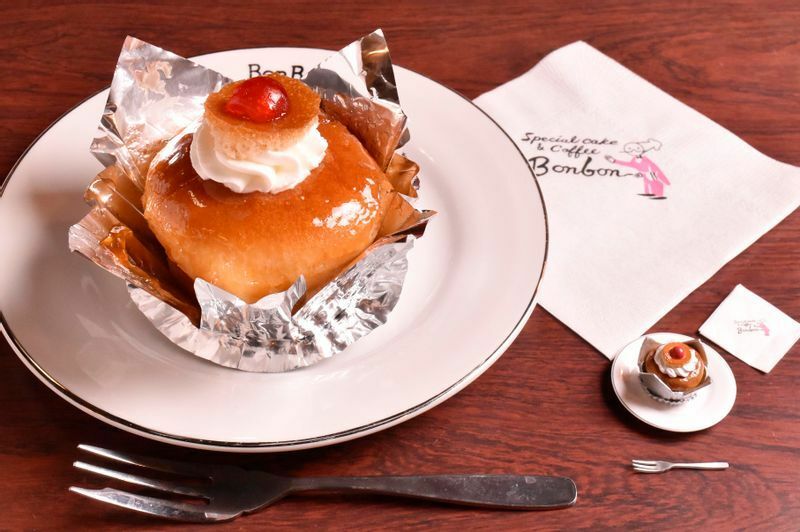 名古屋の本格洋菓子の先駆け、ボンボン。サバランはブリオッシュ生地にラム酒がしっかりしみた大人の味わいのケーキ。フォークなどの小道具も同じように並べて撮るとフィギュアの小ささ、かわいらしさが際立つ
