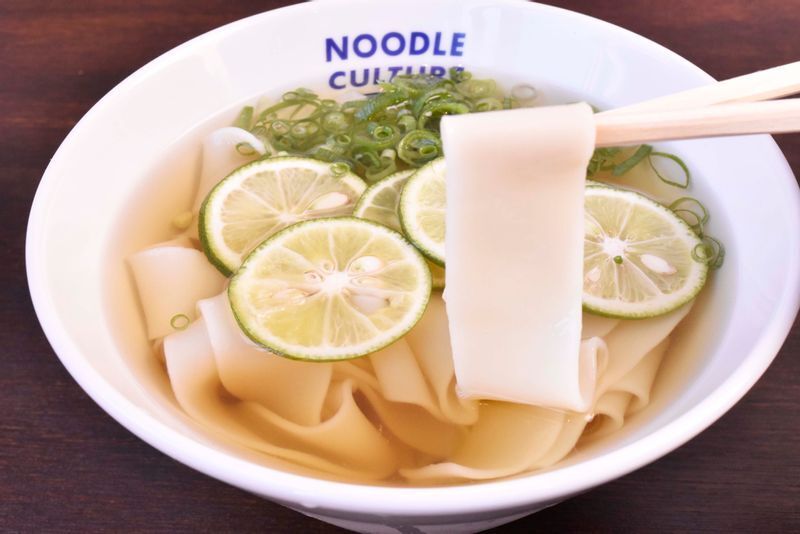 ダントツの人気メニュー、太門(冷)=きしころ720円。すだちの爽やかさと白つゆのさっぱり感が相性抜群のきしめんブームを象徴する一杯。「きしころスタンプラリー」対象メニュー