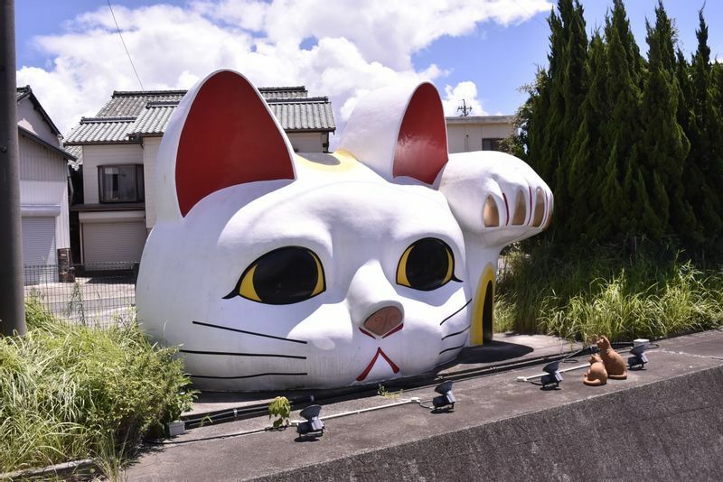 先の「とこなめ招き猫通り」を見上げるとシンボルのとこにゃんが。招き猫の生産日本一の常滑を代表するフォトスポット