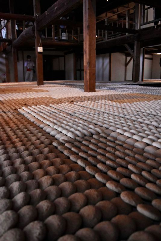 コロンビア出身のデルシー・モレロスの作品。陶土にシナモンパウダーなどを練り込んだ素材でクッキーやおもちを表現。2万個以上がしきつめられている