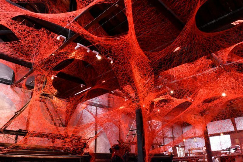 塩田千春の「糸をたどって」。旧毛織物工場のスタジオ・ギャラリー「のこぎり二」を舞台にした大スケールのインスタレーション