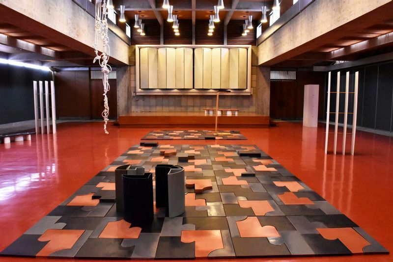 丹下健三が手がけた空間に様々な素材のオブジェなどが展示される尾西生涯学習センター墨会館。コンクリート製の建物自体も見ごたえあり