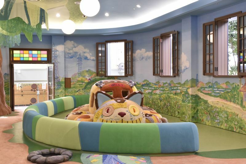 「ネコバスルーム」は子どもたち向けの遊び場。小学生以下に限りネコバスに乗ることもできる。（C) Studio Ghibli