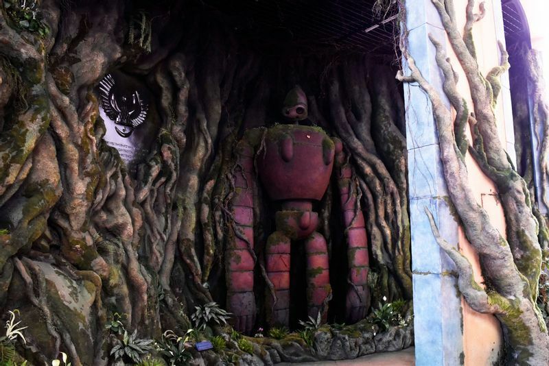 『天空の城ラピュタ』に登場するロボット兵。廃墟になった庭園で、つたと苔に覆われたまま動かなくなってしまっているシーンをリアルスケールで再現している。（C) Studio Ghibli