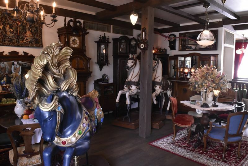 地球屋の店内。木馬やからくり時計、猫の人形などが並ぶ。（C) Studio Ghibli