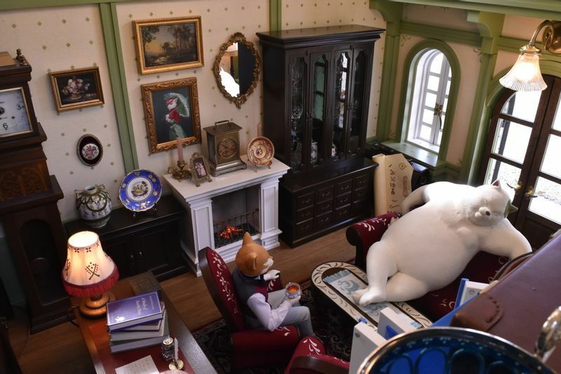 『猫の恩返し』の「猫の事務所」。ミニチュアサイズの事務所の中で、作品のキャラクター、バロンとムタがくつろいでいる。これまた細部のこだわりがすごい。（C) Studio Ghibli