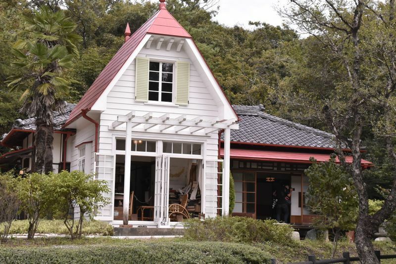 「サツキとメイの家」は『となりのトトロ』の草壁一家の住まいを再現したもの。愛・地球博でも屈指の人気パビリオンで、万博閉幕後も残されて見学スポットとなっていた。（C) Studio Ghibli