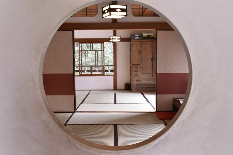 「サツキとメイの家」の中は本物の家財道具などが設えられ、庭や台所にある井戸のポンプは実際に水が出る。ここだけでも昭和のミュージアムとして見どころが存分にある。（C) Studio Ghibli