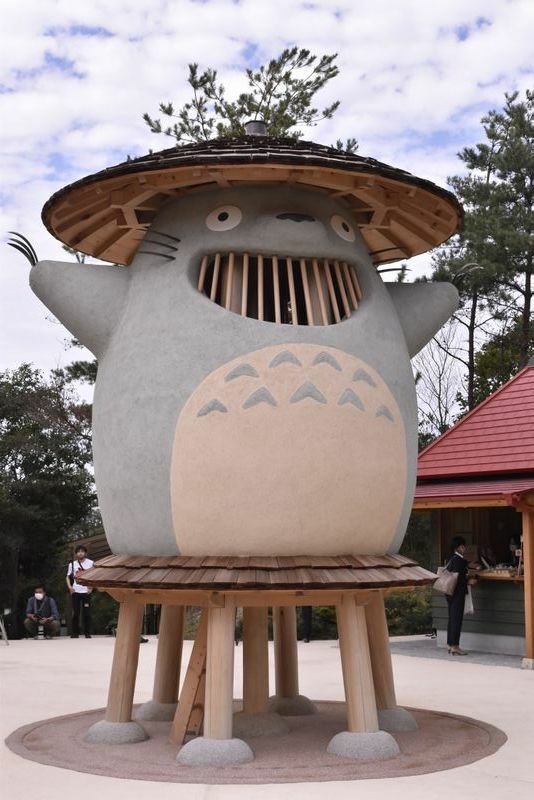 「どんどこ森」のどんどこ堂。トトロが高さ約5ｍの木製遊具となり、小学生以下は中に入って遊ぶことができる。「青春の丘」「どんどこ森」にもエリア限定グッズがある。（C) Studio Ghibli