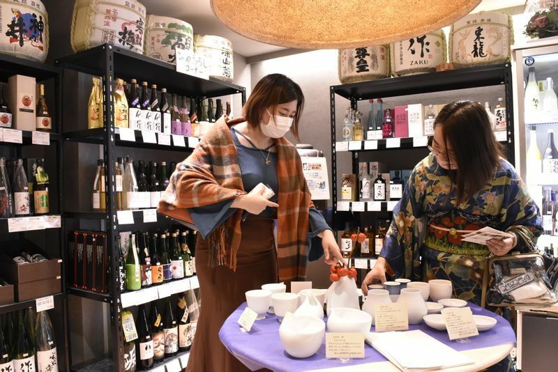 店内で扱う酒はすべて愛知・岐阜・三重の東海3県産。約40蔵、100種以上の銘柄を取り揃える。東海地方は古くから醸造業が盛んで、実は隠れた酒どころでもある