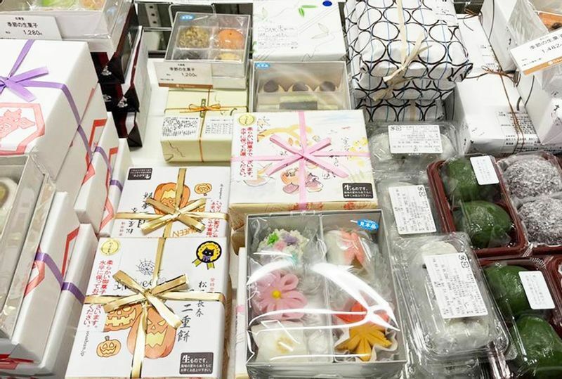新宿高島屋の和菓子フェア「名古屋直行便」にズラリと取り寄せられた和菓子の数々。畑さんが自ら各店に出向いて集めた銘菓の数々が、東京の甘いもの好きの人たちの元へ届けられた