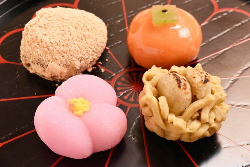 「大黒屋本店」の季節の生菓子。もともとは江戸時代創業の落雁専門店だったが、現在の6代目から上生菓子づくりにも取り組むように。華やかな季節感と上品な味わいを楽しめる。種類は時季により異なる