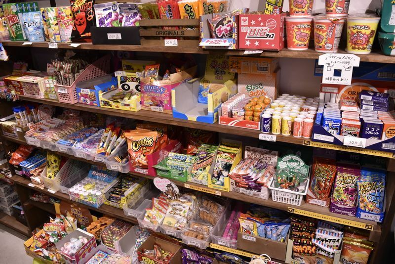 チョコ、ラムネ、ガムなど懐かしい駄菓子が50～80種類。名古屋で製造されているものも少なくない