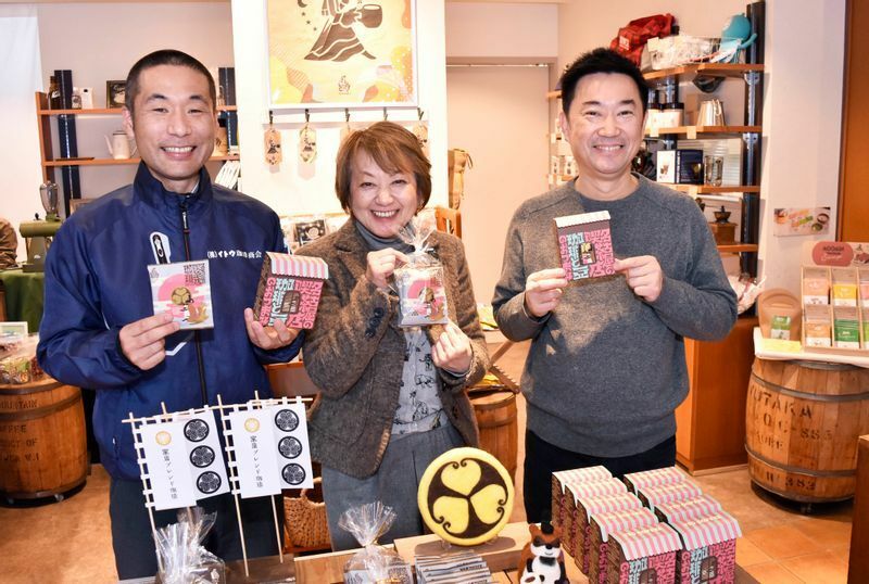 イトウコーヒー営業部の比江嶋靖さん（左）、取締役の伊藤愛子さん（中）、デザイナーの平井秀和さん