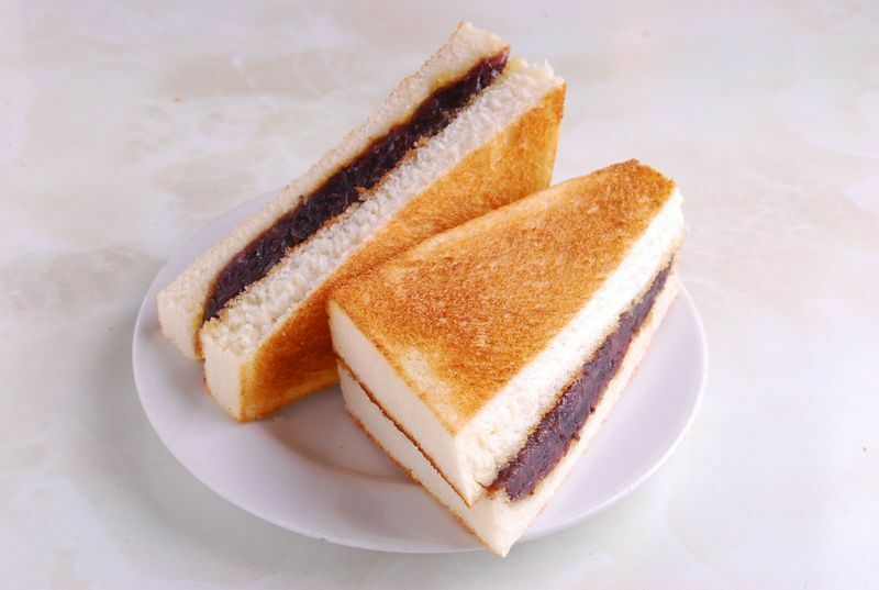 オーソドックスなサンドイッチ式の小倉トースト。きつね色にこんがり焼いたトーストにバターを塗りたっぷりのあんこをはさむ。写真は「喫茶モカ」（名古屋市中区）