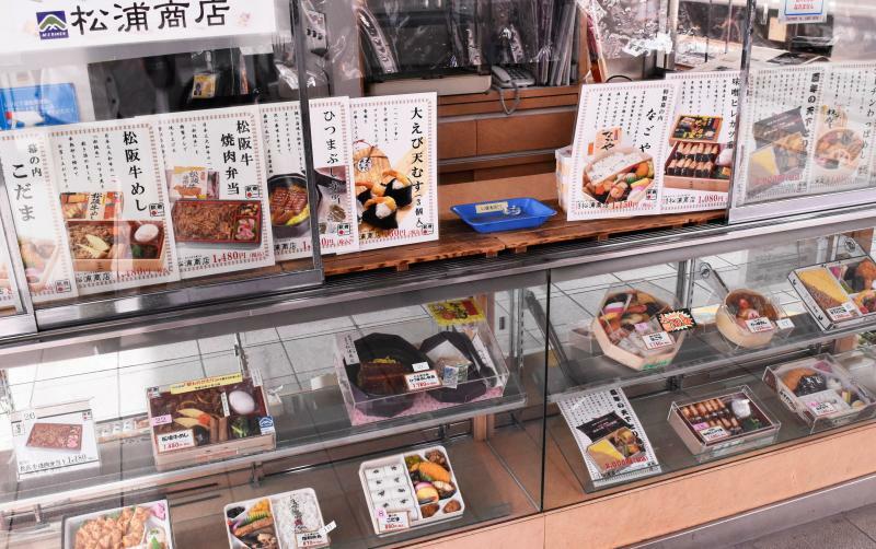 JR名古屋駅関西線ホームの売店では15種類以上の駅弁を販売。人気の幕の内の他、味噌カツ、ひつまぶし、天むす、名古屋コーチン、松阪牛など、名古屋めしや地元ブランド食材の商品もある充実のラインナップ