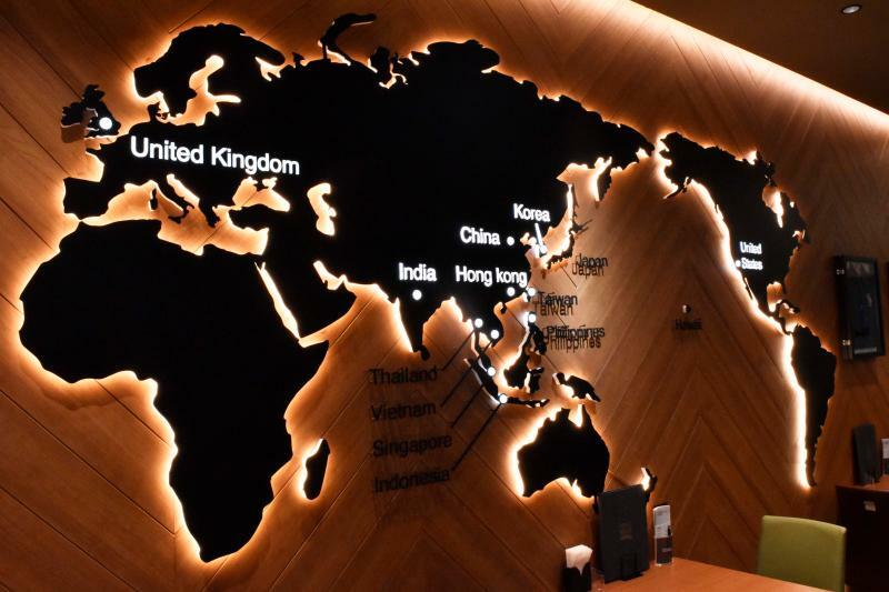 店内の壁の世界地図で、出店している国と地域がひと目で分かる