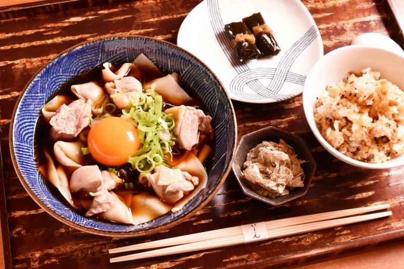 香露基子麺（ころきしめん）親子は、名古屋コーチンの肉や卵をぜい沢にトッピング。鶏ごぼうごはん、おぼろ昆布、昆布巻きがついて2000円。夏季限定商品