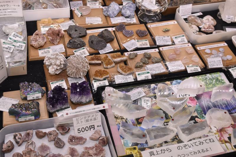 米アリゾナ州で行われる世界最大のミネラルショーをはじめ、国内外に足を運んで買い付けてきた鉱石や化石はまさしく一点物
