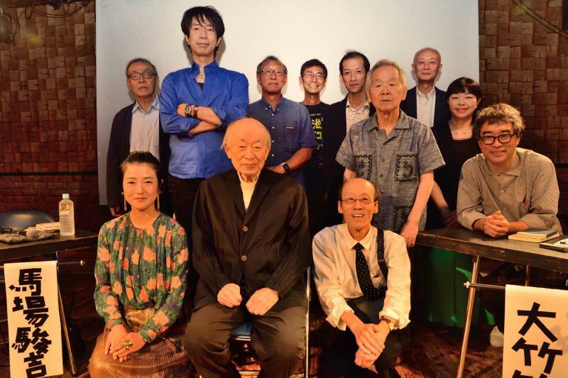 古田一晴さん（前列右）と今回のイベントのゲスト、実行委員の面々。多彩な分野の人材が一堂に会するのは、古田さんの多方面にわたる活動があればこそ。撮影／山崎のりあき